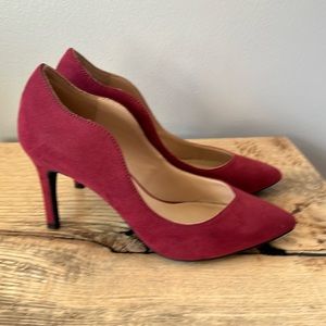 Kelly and Katie Womens pump size 7.5. Maroon suede.